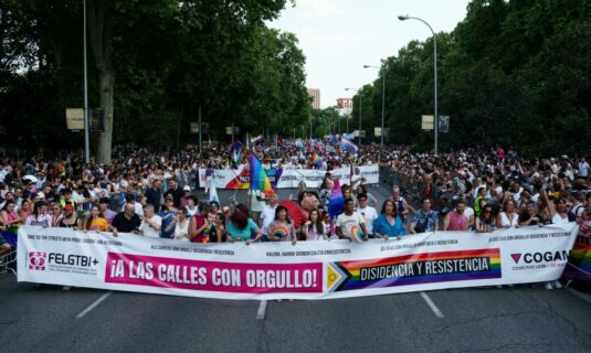 izquierda y derecha cruzan acusaciones en el orgullo por los derechos lgtbiq y la ley trans