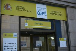 la ocupacion sube a maximos historicos y el paro baja en 213 300 personas