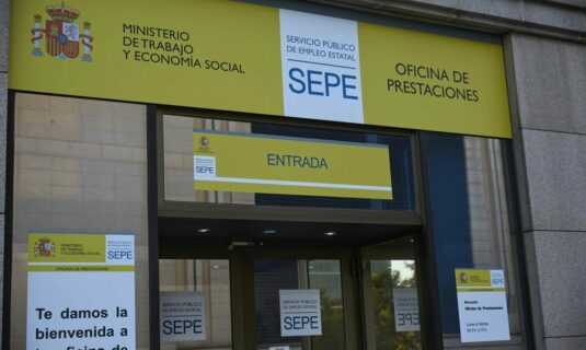 la ocupacion sube a maximos historicos y el paro baja en 213 300 personas