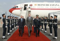 el rey llega a lima para asistir a la toma de posesion de keiko fujimori como presidenta de peru