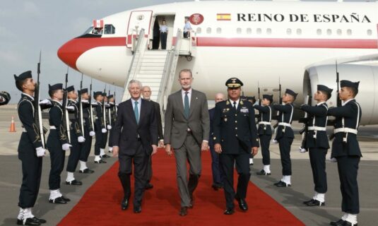 el rey llega a lima para asistir a la toma de posesion de keiko fujimori como presidenta de peru