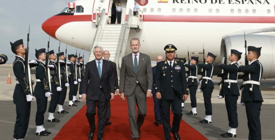 el rey llega a lima para asistir a la toma de posesion de keiko fujimori como presidenta de peru