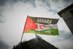 la ley para nacionalizar saharauis vuelve a frenarse en el congreso que no la aprobara hasta despues del verano