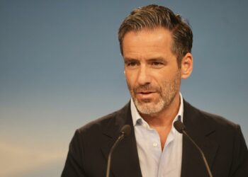 ‘Génova’ no se cierra a un pacto de Feijóo con Vox: No se puede condenar al PP a gobernar solo si tiene mayoría absoluta