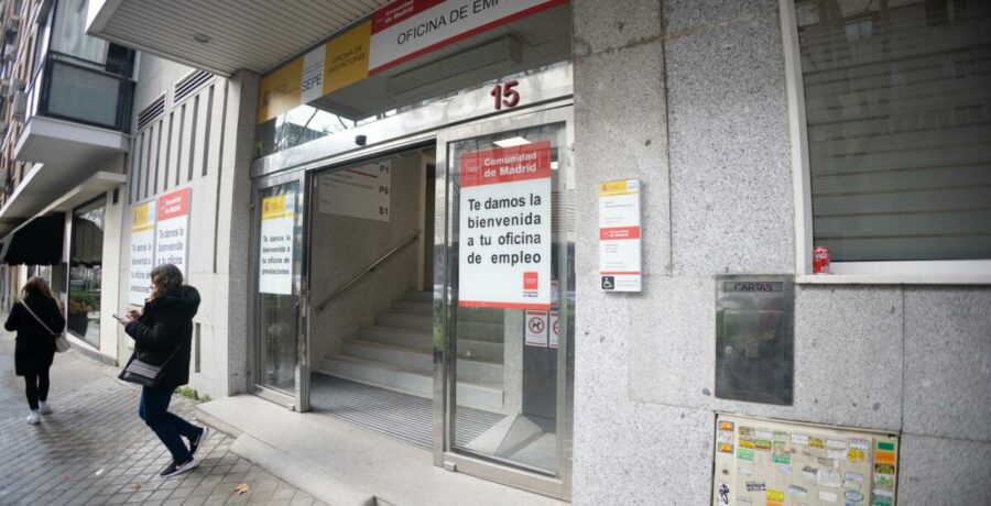 el paro cae en 28 739 personas en junio y baja de los 23 millones por primera vez en 18 anos