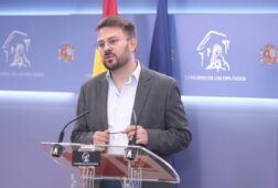 sumar ve inasumible la situacion de zapatero y reclama a sanchez muchas explicaciones sobre el rescate de plus ultra