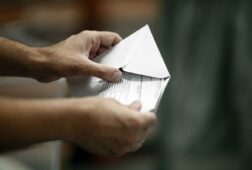 la jec estudia hoy peticiones para suspender el voto por correo de los emigrados y sobre la ley de nietos