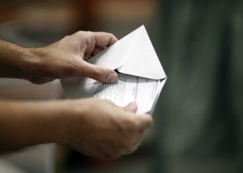 La JEC estudia hoy peticiones para suspender el voto por correo de los emigrados y sobre la ‘ley de nietos’