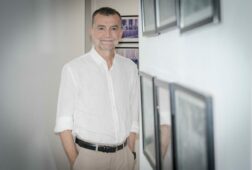 las fases de la candidatura de iu mas madrid comuns y sumar manifiesto marca electoral y anuncio de candidato