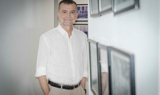 las fases de la candidatura de iu mas madrid comuns y sumar manifiesto marca electoral y anuncio de candidato