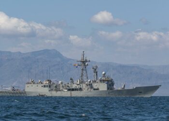 Dos fragatas de la Armada ya operan en la bahía sur de Ceuta