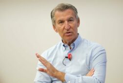 feijoo cree que el rey quiere ir a ceuta porque le corresponde y pide al gobierno que lo autorice