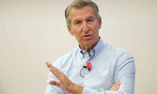 feijoo cree que el rey quiere ir a ceuta porque le corresponde y pide al gobierno que lo autorice