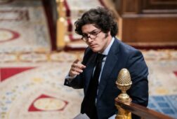 figaredo dice que hablo de cazar migrantes como sinonimo de apresar y acusa al gobierno de desviar la atencion