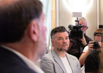 Rufián pide medidas sólidas para una inmigración ordenada y segura sin evitar el mensaje de “quien la hace, la paga”