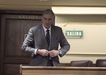 El Congreso reubica a Ortega Smith en el hemiciclo tras su paso al Grupo Mixto y le coloca en el escaño que ocupó Ábalos