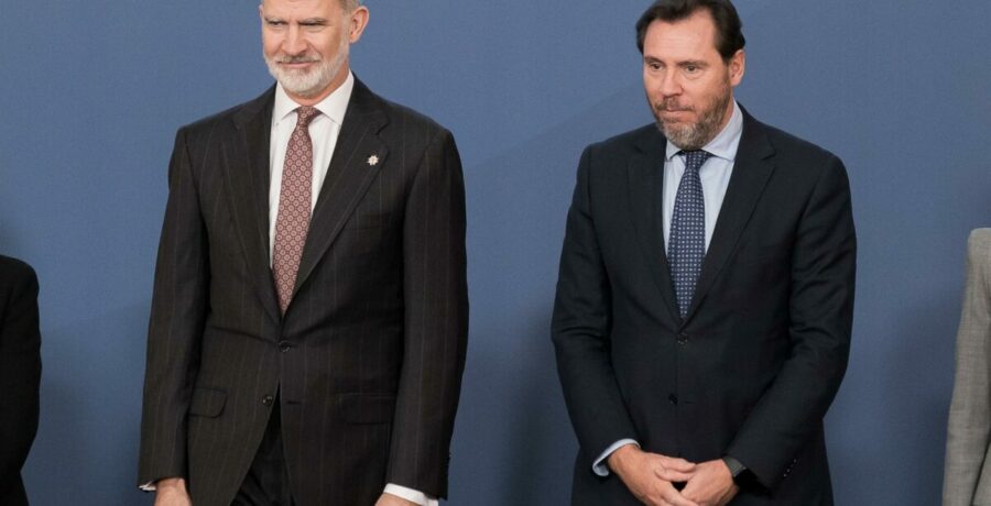 puente avisa de que al saludar a un activista de ultraderecha el rey contamina su imagen y limpia la del otro