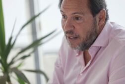 gobierno de ayuso reprocha a puente que busque enfrentar con el atico y le pide resolver las incidencias en cercanias