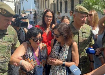 Una vecina suplica a Robles, entre lágrimas, que “no abandone” Ceuta y traslada su miedo: “Nos sentimos maltratados”