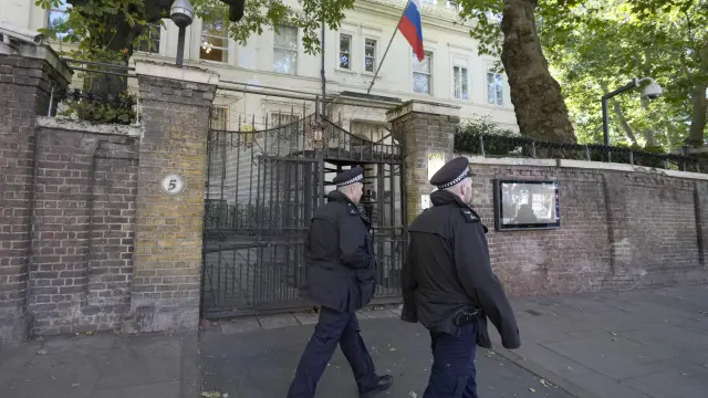 rusia retira a su embajador en reino unido