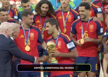 Donald Trump entrega a España la copa del Mundial de fútbol