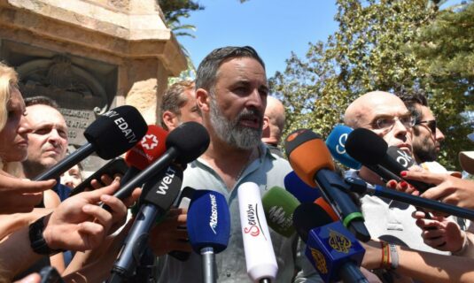 abascal acusa al gobierno de delito de traicion en la crisis de ceuta y le ve sometido a marruecos