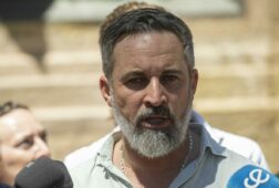 abascal pide militarizar permanentemente la frontera de ceuta ante la invasion