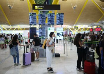 Los aeropuertos españoles marcan récord en julio con 34,4 millones de pasajeros, aunque se desaceleran