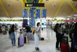 los aeropuertos espanoles marcan record en julio con 344 millones de pasajeros aunque se desaceleran
