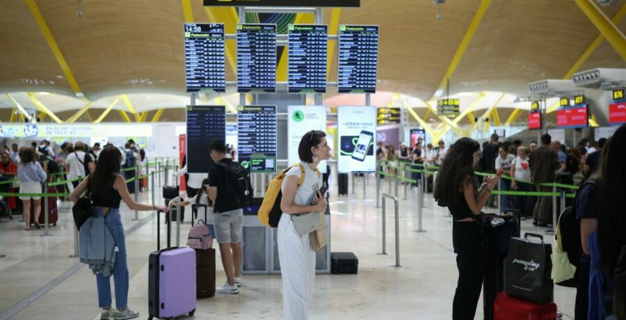 los aeropuertos espanoles marcan record en julio con 344 millones de pasajeros aunque se desaceleran