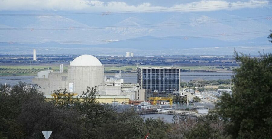 el gobierno renueva la autorizacion para la central de almaraz hasta junio de 2030