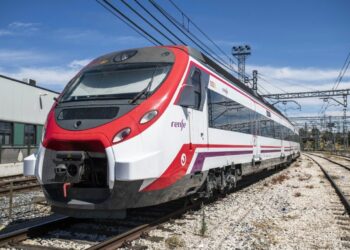 Compromís pregunta al Gobierno por qué destina a Cercanías Valencia trenes usados en Madrid en lugar de nuevos