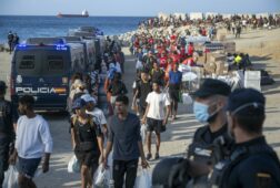 ayuso asimila el drama de ceuta con la entrada ilegal de 25 millones de personas a madrid y carga contra el gobierno