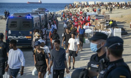 ayuso asimila el drama de ceuta con la entrada ilegal de 25 millones de personas a madrid y carga contra el gobierno