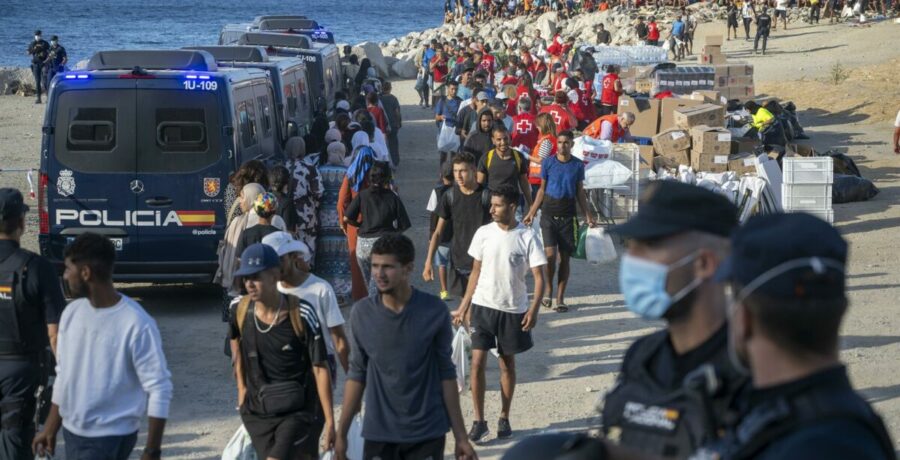 ayuso asimila el drama de ceuta con la entrada ilegal de 25 millones de personas a madrid y carga contra el gobierno