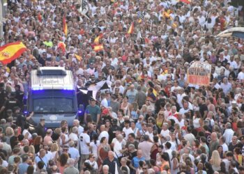 Más de 15.000 ceutíes se concentran para pedir “respuestas” a España y Europa tras la crisis migratoria