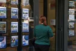la compraventa de viviendas rompe con cinco meses de descensos y registra su mejor junio en 19 anos
