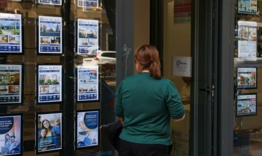 la compraventa de viviendas rompe con cinco meses de descensos y registra su mejor junio en 19 anos