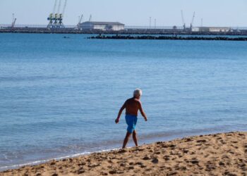 La Guardia Civil empieza a colocar una nueva barrera marítima en el dique sur de Melilla