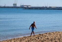 la guardia civil empieza a colocar una nueva barrera maritima en el dique sur de melilla