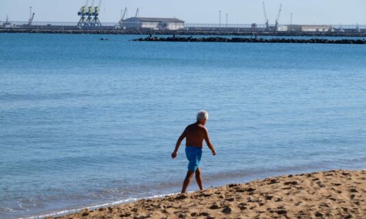 la guardia civil empieza a colocar una nueva barrera maritima en el dique sur de melilla