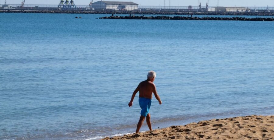 la guardia civil empieza a colocar una nueva barrera maritima en el dique sur de melilla