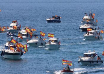 La denominada ‘Armada de la Solidaridad’ llena la bahía de Ceuta de banderas de España