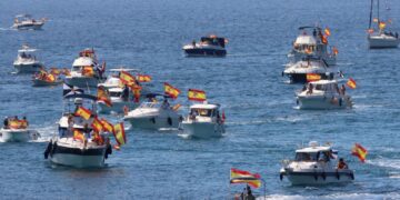 La denominada ‘Armada de la Solidaridad’ llena la bahía de Ceuta de banderas de España