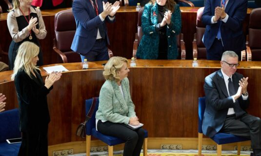 el psoe reprocha a ayuso que fiche a expresidentes de pp para que le apoyen con el atico y pagados por los madrilenos