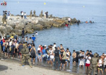 El Gobierno comienza la instalación de una barrera de contención en el espigón de Ceuta de 500 metros en el mar