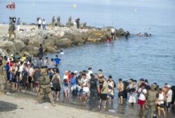 el gobierno comienza la instalacion de una barrera de contencion en el espigon de ceuta de 500 metros en el mar