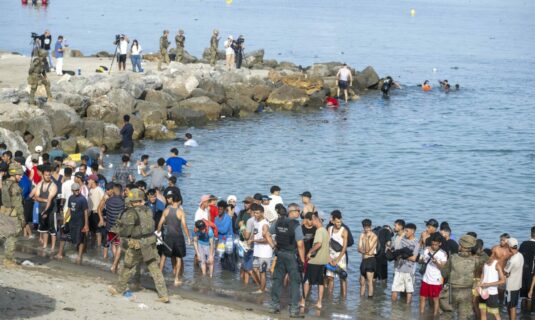 el gobierno comienza la instalacion de una barrera de contencion en el espigon de ceuta de 500 metros en el mar