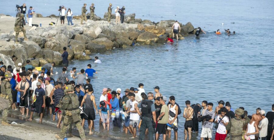 el gobierno comienza la instalacion de una barrera de contencion en el espigon de ceuta de 500 metros en el mar