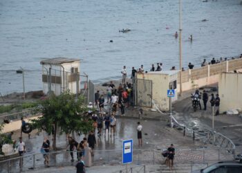 El flujo de personas entrando a Ceuta desde Marruecos continúa a primera hora de la mañana